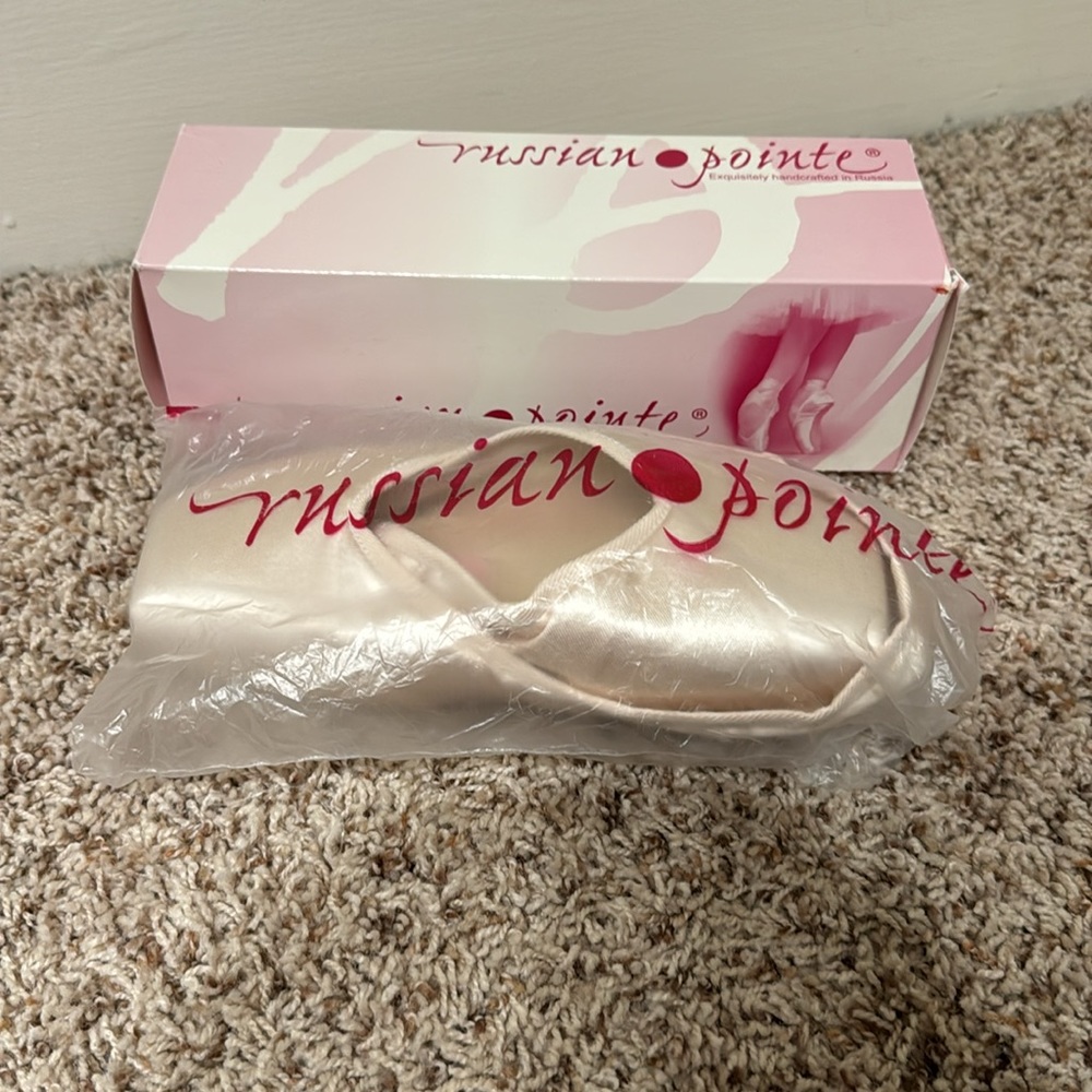 Russian Pointe Rubin V-cut Pointe Shoes - Size 41, W5, V2, Flexible Soft Shank